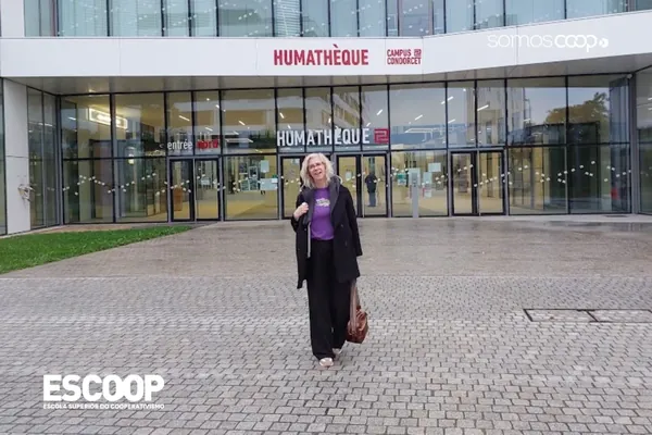 Professora da Escoop apresenta pesquisa em evento em Paris 