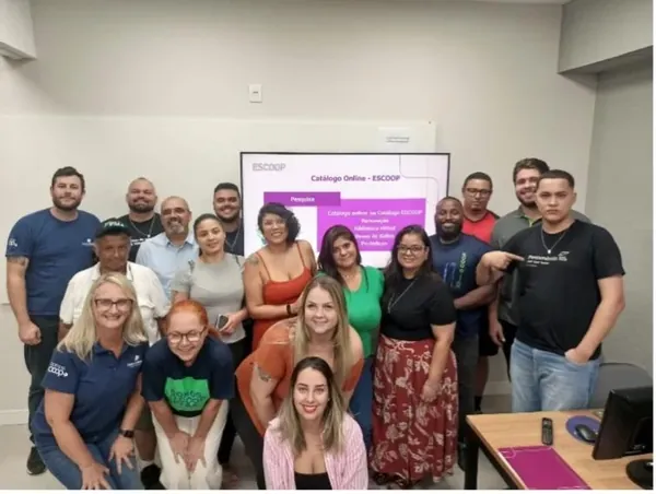 ESCOOP  promove oficinas de pesquisa ao acervo da biblioteca para alunos de graduação