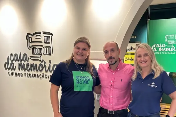 Escola Superior do Cooperativismo visita a Casa da Memória da Unimed Federação/RS