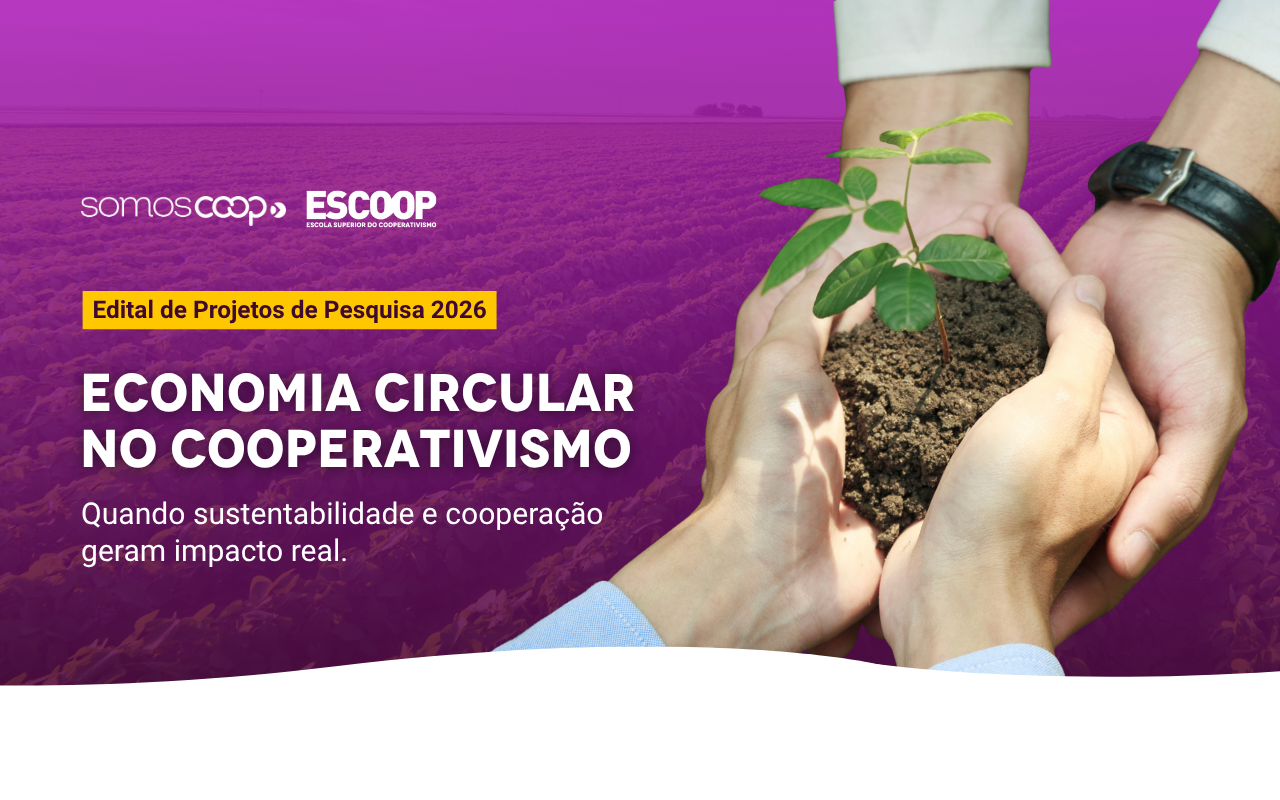 Banner institucional da Escoop e do SomosCoop sobre o Edital de Projetos de Pesquisa 2026. A imagem apresenta várias mãos sustentando uma muda de planta com terra, simbolizando sustentabilidade e cooperação. Ao fundo, há uma paisagem agrícola com lavouras, coberta por uma sobreposição em tons de roxo. O texto em destaque diz: “Economia Circular no Cooperativismo” e “Quando sustentabilidade e cooperação geram impacto real.”. Os logotipos da Escoop e do SomosCoop aparecem na parte superior, acompanhados da identificação “Edital de Projetos de Pesquisa 2026”.