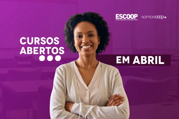 Mulher sorrindo de braços cruzados e frase de : Cursos abertos em Abril, com logos da Escoop e somos coop.