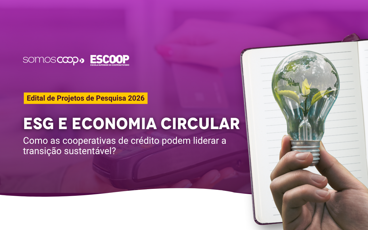 Banner institucional da Escoop e do SomosCoop sobre o Edital de Projetos de Pesquisa 2026. Em destaque, o tema “ESG e Economia Circular”, acompanhado da pergunta: “Como as cooperativas de crédito podem liderar a transição sustentável?”. À direita, uma mão segura uma lâmpada transparente com uma muda de planta em seu interior, posicionada sobre um caderno aberto. Ao fundo, há uma sobreposição em tons de roxo com imagem desfocada de uma máquina de pagamento eletrônica. Os logotipos da Escoop e do SomosCoop aparecem no canto superior esquerdo.